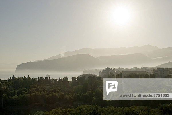 Berge im diesigen Morgenlicht  Sorrento  Küste  Kampanien  Italien