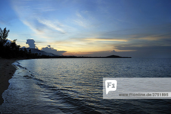 Sonnenuntergang am Strand  Ferieninsel Kho Samui  Thailand