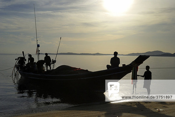 Fischerboot bei der Ankunft am Stand am frühen Morgen  Ferieninsel Kho Samui  Thailand