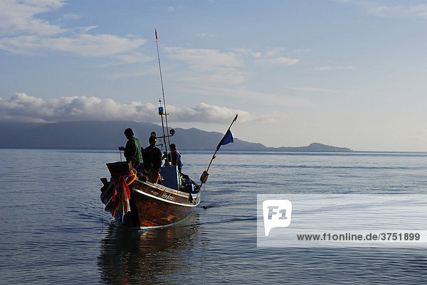 Ankommendes Fischerboot am frühen Morgen  Ferieninsel Kho Samui  Thailand