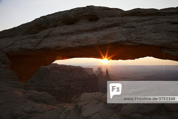 Sonnenaufgang am Landscape Arch  Canyonlands National Park  Utah  USA