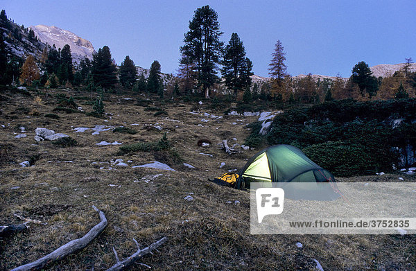 Beleuchtetes Zelt in der Abenddämmerung in herbstlicher Berglandschaft  Fanesgruppe  Südtirol  Italien  Europa