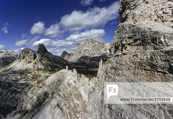 Rauhe Felswand und einige Felsnadeln in den Sextener Dolomiten vor der Drei Zinnen Hütte  Tre Cime di Lavaredo  Südtirol  Südtirol  Italien  Europa