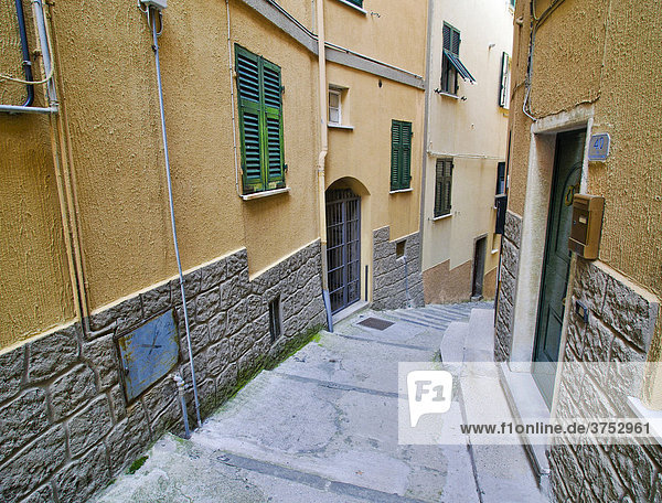Narrow alley in Vernazzo  Liguria  Cinque Terre  Italy  Europe