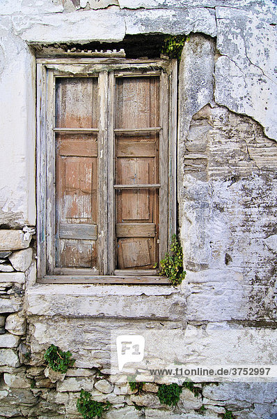 Altes Holzfenster mit verwittertem Mauerwerk in Naxos  Kykladen  Griechenland  Europa