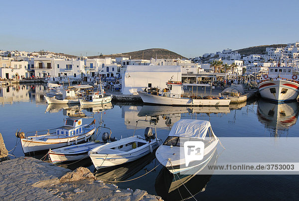 Motorboote im Hafen von Naoussa  Paros  Kykladen  Griechenland  Europa