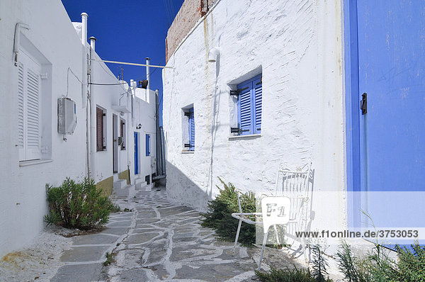 Narrow alley in Naoussa  Paros  Cyclades  Greece  Europe
