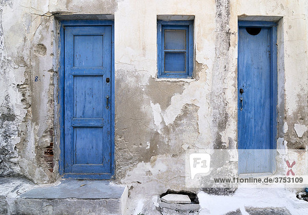 Blaue Holztüren  alte Hauswand  Naxos  Kykladen  Griechenland  Europa