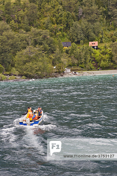 Boote sind die einzige Verbindung zu den einsam gelegenen Häusern am Lago Todos los Santos  Nationalpark Vicente Perez Rosales  Region de los Lagos  Chile