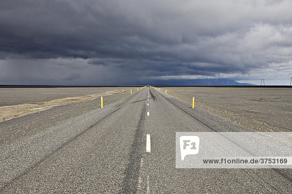 Straße und Gewitterwolken  Sandfläche Skei_ararsandur  Südküste  Island