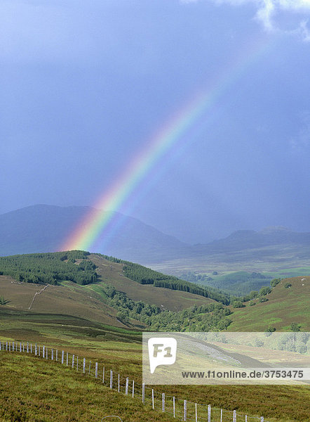 Regenbogen nach einem Gewitter  Hügellandschaft beim Loch Tarft  Suidhe  Schottland  Großbritannien