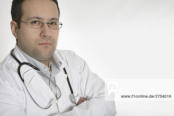 Arzt mit Stethoskop in entspannter Haltung