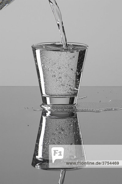 Wasserglas läuft über