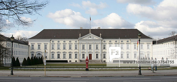 Blick auf das Schloß Bellevue  dem Regierungssitz des Bundespräsidenten  Berlin  Deutschland