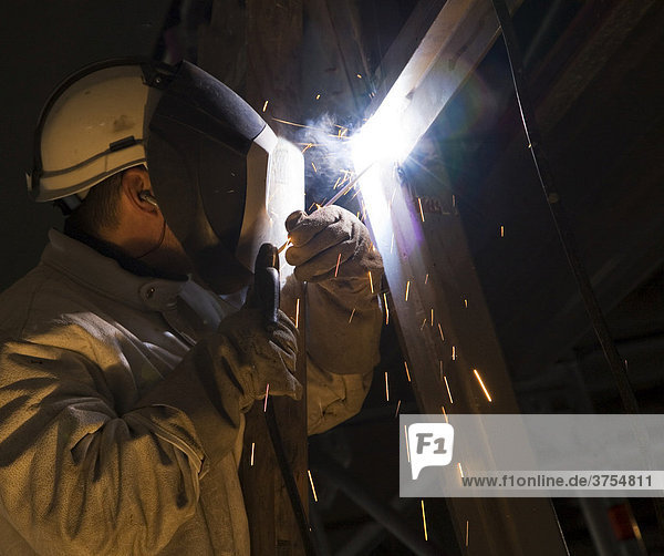 Handwerker bei Bau- und Schweißarbeiten an einem Stahlgerüst  Hamburg  Deutschland  Europa