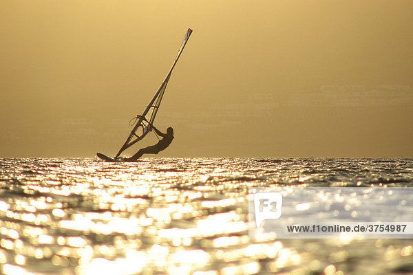 Aegypten  Rotes Meer Surfer beim Sonnenuntergang