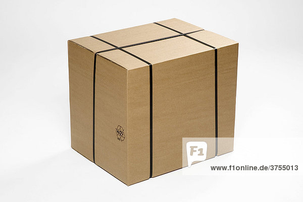 Großes Paket  brauner Wellpappe-Karton mit schwarzen Packbändern ohne Adressaufkleber