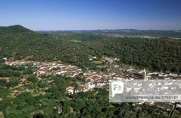 Grüne Landschaft  Al·jar  Sierra de Aracena  Provinz Huelva  Andalusien  Spanien