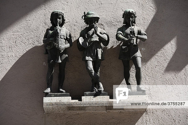 Musikanten-Figuren in Karlstor  ehemals Fischbrunnen-Figuren  München  Oberbayern  Bayern  Deutschland  Europa
