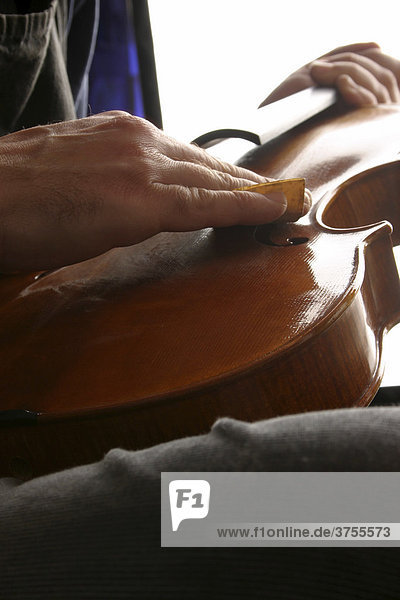 Geigenbauer bei der Reparatur einer alten Geige