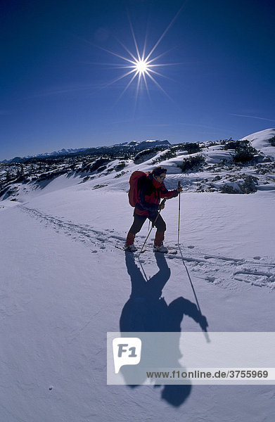 Schneeschuhgeherin im Aufstieg im Hirzkar Dachstein-Gebiet Steiermark Österreich Europa
