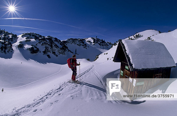 Schneeschuhgeherin an einer Unterstandshütte im Hirzkar  Dachstein-Gebiet  Steiermark  Österreich  Europa