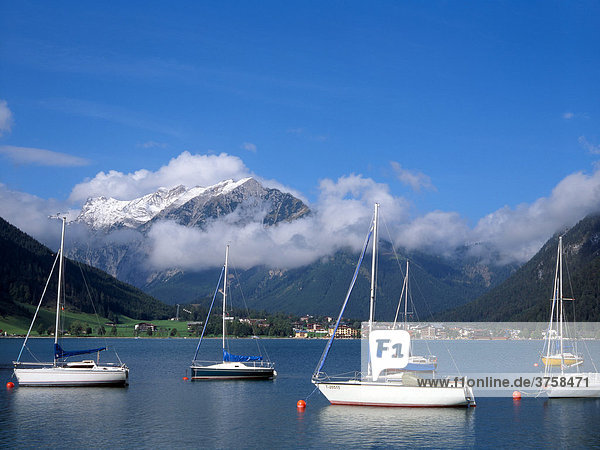 Segelschiffe am Achensee  dahinter Pertisau und Karwendelgebirge  Tirol  Österreich  Europa