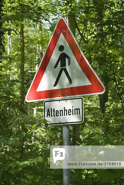 Schild Vorsicht Fußgänger  Altenheim