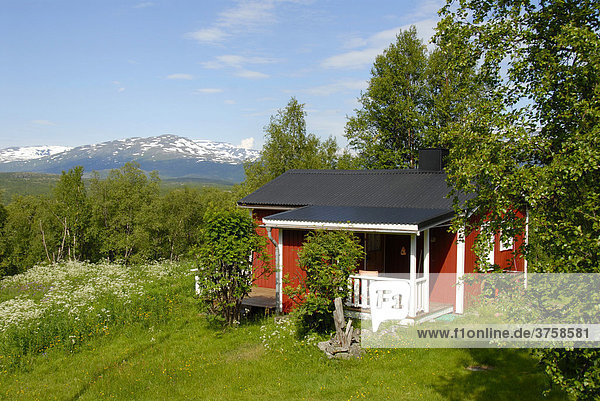 Einsames rotes Holzhäuschen in unberührter Natur beim Abisko Nationalpark  Lappland  Schweden Holzhaus