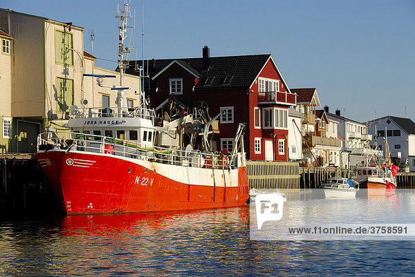 Rotes Schiff im Hafen  Henningsvaer  Lofoten  Norwegen