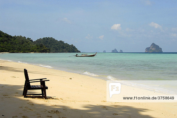Einsamer Strand mit Stuhl und Felseninseln  Koh Kradan  Thailand  Südostasien  Asien