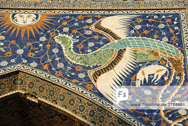 Kunstvolles Detail aus Maiolika  Pfau fliegt zur Sonne  am Eingangsportal der Medrese Nadir Divan-Begi  Lebi Hauz  Buchara  Usbekistan  Asien