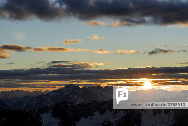 Sonnenuntergang über den Allgäuer Alpen  Berwang  Tirol  Östereich