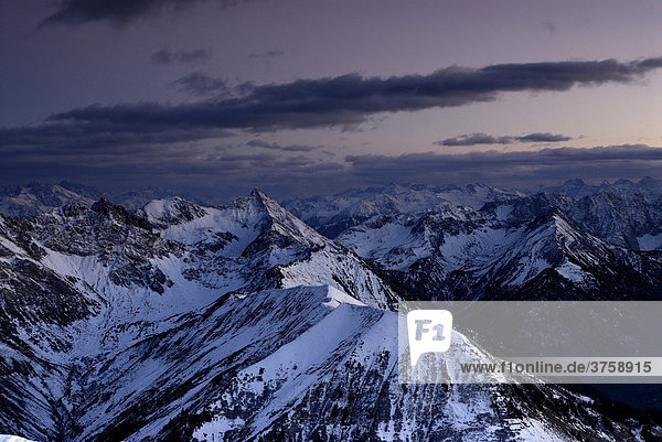 Die blaue Stunde über den Allgäuer Alpen  Berwang  Tirol  Östereich