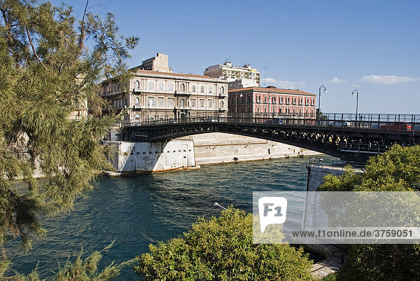 Brücke  Tarent  Apulien  Süditalien  Italien