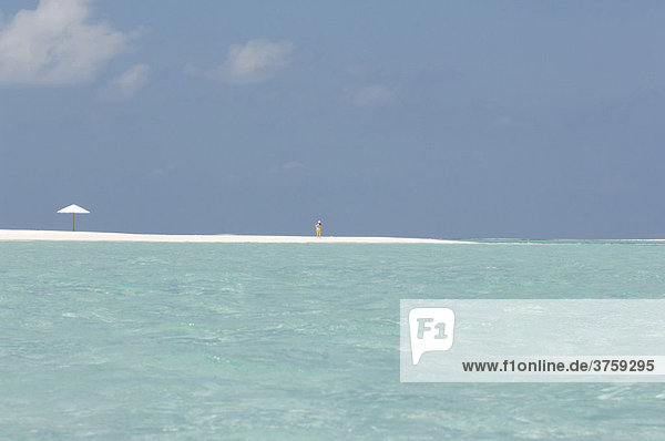 Frau am Strand  Insel Diffushi  Holiday Island  Süd Ari Atoll  Malediven
