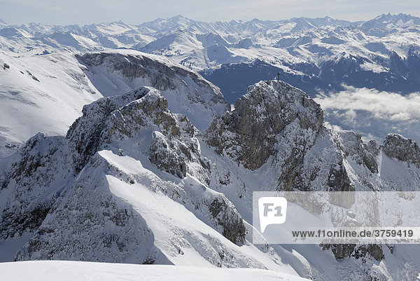 Blick auf die verschneiten Gipfel des Rofan Gebirges und Hohe Tauern  Tirol  Österreich  Europa