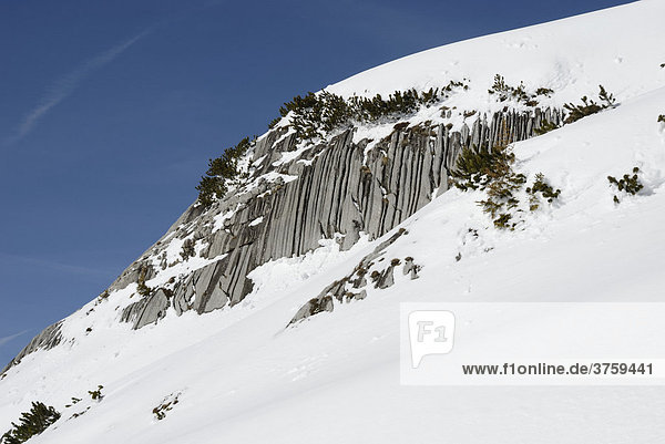 Von Wasser ausgewaschene Karstrinnen in einer Kalkfelswand  Rofan Gebirge  Tirol  Österreich  Europa