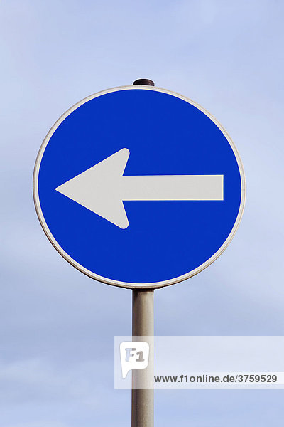Traffic with an arrow pointing to the right - move to the political left west