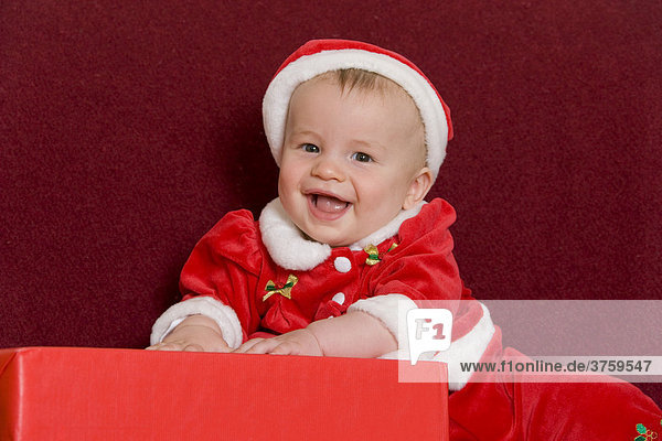Ein kleiner Junge  6 Monate  als Weihnachtsmann verkleidet