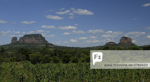 Cerro Memby und Cerro Pyla  Monolithen vor blauem Himmel  Concepcion  Paraguay  Südamerika