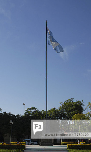 Argentinische Flagge am Fahnenmast vor blauem Himmel  Formosa  Argentinien  Südamerika