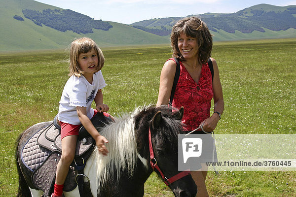 Mutter und Tochter mit Pony  Umbrien  Italien  Europa