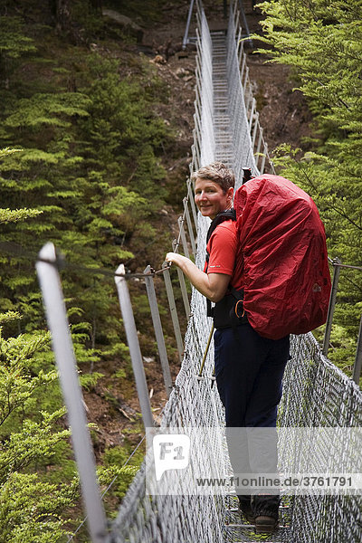 Trekker auf Hängebrücke Neuseeland