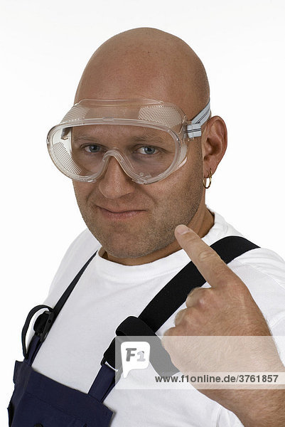 Portrait eines glatzköpfigen Mannes mit Schutzbrille