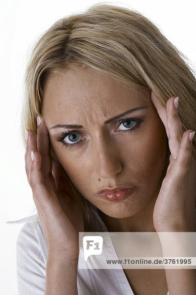 Eine junge Frau mit Kopfschmerzen