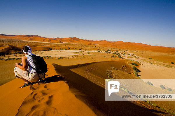 Frau auf einer Düne  Sossusvlei  Namibia  Afrika