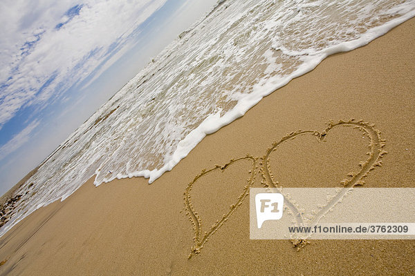 Zwei Herzen am Strand