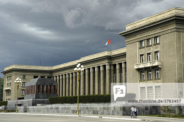 Parlamentsgebäude unter dunklem Himmel Ulan Bator Mongolei
