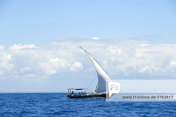Traditionelles Segelboot bei Kizimkazi im Indischen Ozean Sansibar Tansania